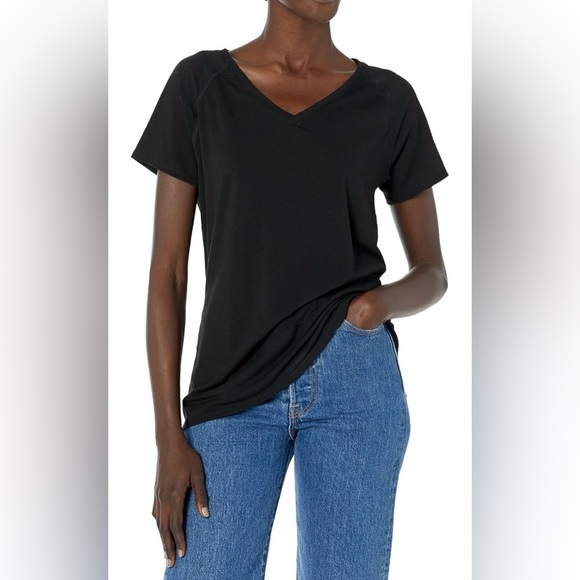 Amazon Essentials Women's Relaxed-Fit Short-Sleeve Lightweight V-Neck T-Shirt, M - Picture 1 of 5